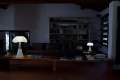 Martinelli Luce Pipistrello Vloer- En Tafellamp Retrofit Wit 26 Martinelli Luce Pipistrello Vloer- En Tafellamp Retrofit Wit -Flos Verkoop x886x886 martinelli luce pipistrello sfeer 16.jpg.pagespeed.ic .db4uTiCvtP