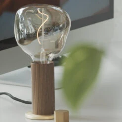 Tala LED Knuckle Tafellamp Met Voronoi Lichtbron Walnoot -Flos Verkoop x886x886 tala led knuckle tafellamp met voronoi lichtbron10.jpg.pagespeed.ic .d6GjE7yBno