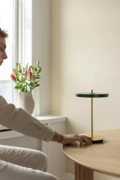 Umage Asteria Tafellamp LED Oplaadbaar Ø20 Nuance Mist -Flos Verkoop x886x886 umage asteria portable tafellamp led7.jpg.pagespeed.ic .thF8YQtWT0